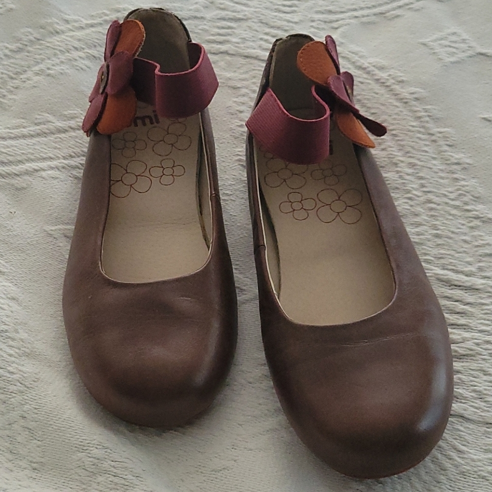 Umi Girls sz 2 Leather Slip Ons